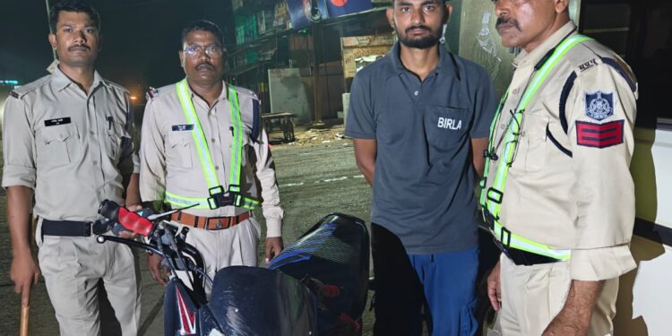 NKJ पुलिस युवक शराब के नशे में वाहन चलाते पाया गया। तलाशी लेने पर उसके पास से एक धारदार चाकू भी बरामद हुआ।