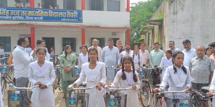 *121 बच्चों को मिली सायकल,आसान होगा स्कूल आना जाना* *हायर सेकेंडरी स्कूल तेवरी में विधायक पांडेय ने वितरित की साइकिल*