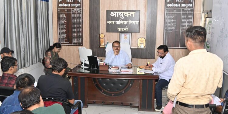 *निगमायुक्त ने राजस्व वसूली कार्य की समीक्षा कर राजस्व अमले को वसूली में तेजी लाने की दी हिदायत* *निर्धारित लक्ष्य अनुरूप वसूली नहीं करने वाले दो कर्मचारियों को जारी होगा कारण बताओ नोटिस*