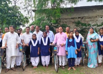 सिलौंडी क्षेत्र में विधायक धीरेंद्र बहादुर सिंह द्वारा साइकिल वितरण कार्यक्रम संपन्न