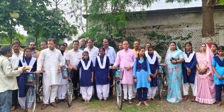 सिलौंडी क्षेत्र में विधायक धीरेंद्र बहादुर सिंह द्वारा साइकिल वितरण कार्यक्रम संपन्न