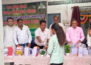 सिलौंडी कस्तूरबा गांधी बालिका छात्रावास में राज्य विकास निगम कुंडम की चौकी सिलौंडी की और से 150 बालिका को सामग्री का वितरण बड़वारा विधायक धीरेंद्र बहादुर सिंह सहित जन प्रतिनिधियों ने किया