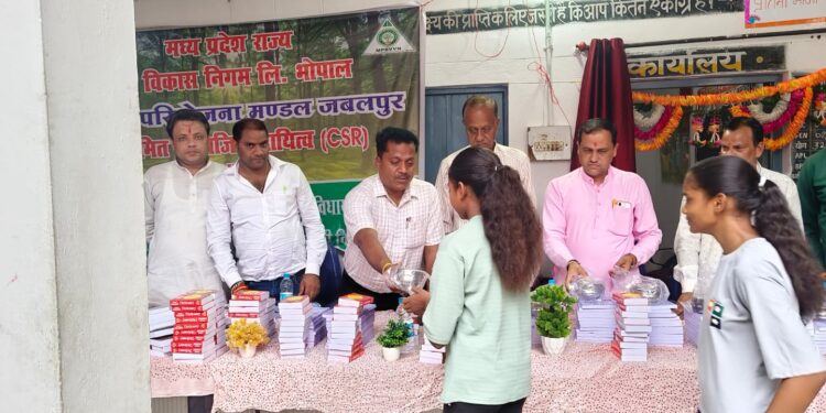 सिलौंडी कस्तूरबा गांधी बालिका छात्रावास में राज्य विकास निगम कुंडम की चौकी सिलौंडी की और से 150 बालिका को सामग्री का वितरण बड़वारा विधायक धीरेंद्र बहादुर सिंह सहित जन प्रतिनिधियों ने किया
