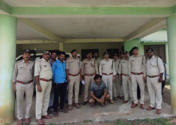 गर्भवती मादा चीतल का किया शिकारीओ ने खेत पर शिकार वन विभाग ने घेराबंदी कर एक को पकड़ा दो फरार