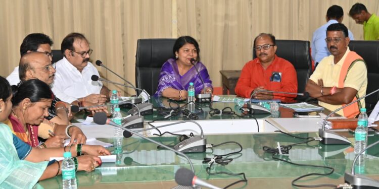 *महापौर एवं निगमायुक्त की मौजूदगी में नगर के विभिन्न बैंक प्रतिनिधियों के साथ बैठक संपन्न* *सी एस आर मद से नगर के पर्यावरण संरक्षण एवं संवर्धन हेतु सहयोग प्रदान करने बैंक प्रतिनिधियों ने दी सहर्ष स्वीकृति*