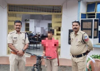 थाना नरयावली पुलिस का मानवता भरा प्रयास — बरसते पानी में पैदल जाती छात्रा को भेंट की नई साइकिल*