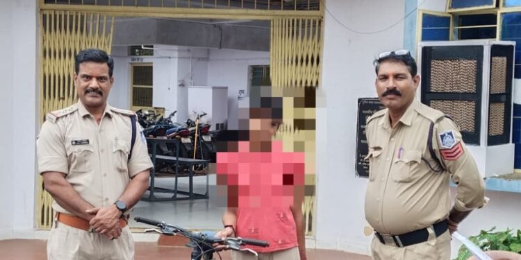 थाना नरयावली पुलिस का मानवता भरा प्रयास — बरसते पानी में पैदल जाती छात्रा को भेंट की नई साइकिल*