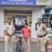 थाना नरयावली पुलिस का मानवता भरा प्रयास — बरसते पानी में पैदल जाती छात्रा को भेंट की नई साइकिल*