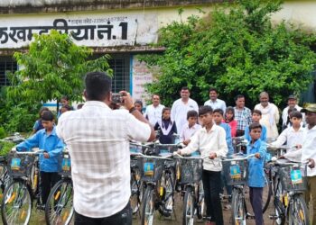 मिली साइकिल,छात्र-छात्राओं के खिल उठी चेहरे,,,,