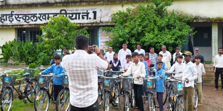 मिली साइकिल,छात्र-छात्राओं के खिल उठी चेहरे,,,,