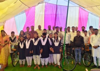 खमरिया बागरी में विधायक धीरेंद्र बहादुर सिंह द्वारा साइकिल वितरण किया गया