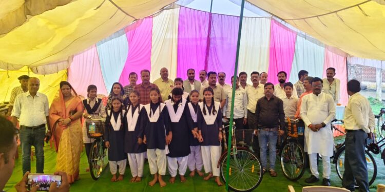 खमरिया बागरी में विधायक धीरेंद्र बहादुर सिंह द्वारा साइकिल वितरण किया गया