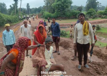 जंगली सुअर के हमले में घायल वृद्ध को चारपाई में लादकर डेढ़ किलोमीटर तक पैदल निकले ग्रामीण