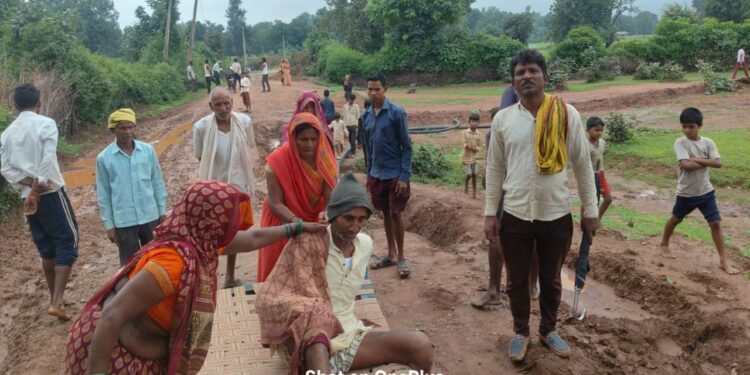 जंगली सुअर के हमले में घायल वृद्ध को चारपाई में लादकर डेढ़ किलोमीटर तक पैदल निकले ग्रामीण