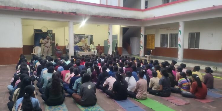 थाना उमरिया पान* पुलिस द्वारा नेताजी सुभाष चंद्र बोस छात्रावास, उमरिया पान में नशा मुक्ति जनजागरूकता कार्यक्रम का आयोजन किया गया