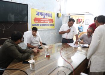 कटनी कलेक्टर  दिलीप कुमार यादव ने आज मंगलवार को यहां बहोरीबंद में आयोजित जनसुनवाई का औचक निरीक्षण कर ग्रामीणों की समस्याएं सुन रहे