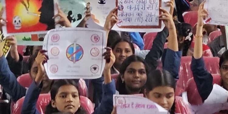 *नशे से दूरी हैं जरूरी* अभियान के प्रतिभागियों को भव्य समारोह मे पुलिस अधीक्षक महोदय सिवनी द्वारा प्रदान किए गए प्रशस्ति पत्र।