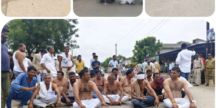 मूंग खरीदी केंद्र की मांग, किसानों का अनुठा (अर्धनग्न) प्रदर्शन और चक्काजाम