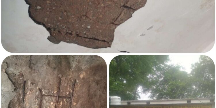 विद्यालय की हालत देख मासूम बच्चे भी अंदर बैठने से घबरा रहें