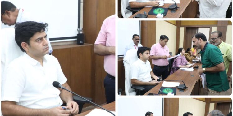 कलेक्टर श्री यादव ने जनसुनवाई में सुनीं 208 आवेदकों की समस्याएं  अधिकारियों को दिए निराकरण के निर्देश