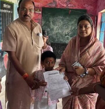 शहडोल सांसद ने अपनी बेटी का एडमिशन शासकीय विद्यालय में कराया