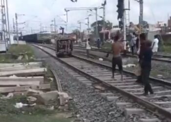 शराब के नशे में ड्राइवर ने रेलवे ट्रैक पर दौड़ाया ऑटो, वीडियो हुआ वायरल !!