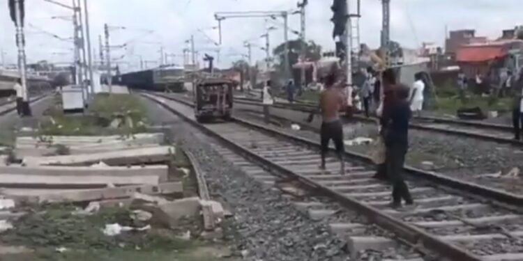 शराब के नशे में ड्राइवर ने रेलवे ट्रैक पर दौड़ाया ऑटो, वीडियो हुआ वायरल !!