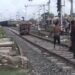 शराब के नशे में ड्राइवर ने रेलवे ट्रैक पर दौड़ाया ऑटो, वीडियो हुआ वायरल !!
