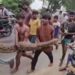 15 फुट का विशालकाय अजगर निकल आया। अजगर को ग्रामीणों और बच्चों ने हाथ से ही पकड़ लिया VIDEO