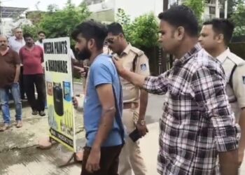 पैसों की मांग कर दुकान में तोडफोड एवं वाहन में आगजनी करने वाले
