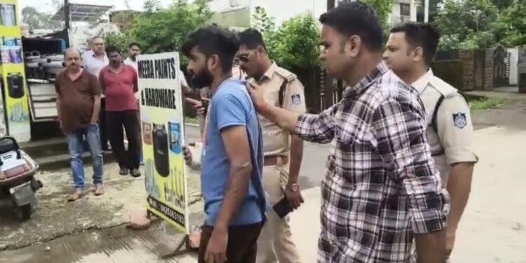 पैसों की मांग कर दुकान में तोडफोड एवं वाहन में आगजनी करने वाले