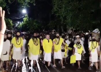 गुरु पूर्णिमा के पावन पर्व पर परम पूज्य गुरुदेव श्री प्रेमानंद महाराज जी के प्रभात फेरी पद यात्रा के दिव्य दर्शन। VIDEO