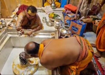 श्रावण मास का शुभारंभ बाबा विश्वनाथ की पावन मंगला आरती से… हर-हर महादेव के उद्घोष से शिवमय हुआ श्री  काशी विश्वनाथ धाम