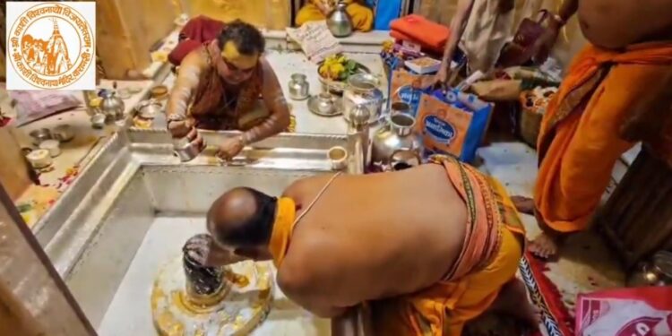 श्रावण मास का शुभारंभ बाबा विश्वनाथ की पावन मंगला आरती से… हर-हर महादेव के उद्घोष से शिवमय हुआ श्री  काशी विश्वनाथ धाम