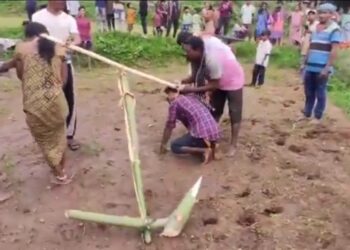 प्रेम प्रसंग के कारण समाज के लोगों ने दोनों को हल में बांध कर खेत जोतवाया है और कोड़े मारे जा रहें है ।