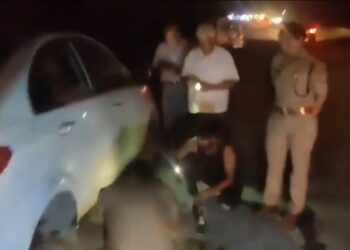 पुलिस ऐसी भी होती है व्यक्ति की कार की स्टेपनी बदलकर सीओ रुचि गुप्ता ने बुजुर्ग व्यक्ति की मदद की