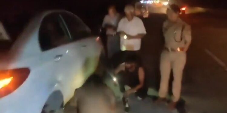 पुलिस ऐसी भी होती है व्यक्ति की कार की स्टेपनी बदलकर सीओ रुचि गुप्ता ने बुजुर्ग व्यक्ति की मदद की