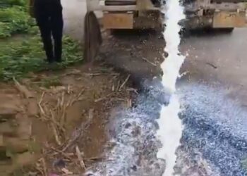5 हजार लीटर मिलावटी दूध को सड़क पर किया नष्ट  खाद्य विभाग की टीम ने टैंकर को रोक कर दूध को किया नष्ट देखिए VIDEO