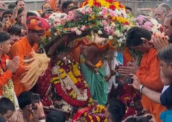 उज्जैन में सावन के प्रथम सोमवार के पुनीत अवसर पर पहली सवारी में कालों के काल, कराल स्वरूप, करुणा के सागर बाबा महाकाल के दिव्य और मनोहारी मनमहेश स्वरूप के दर्शन से अंतस शिवमय हो गया है।