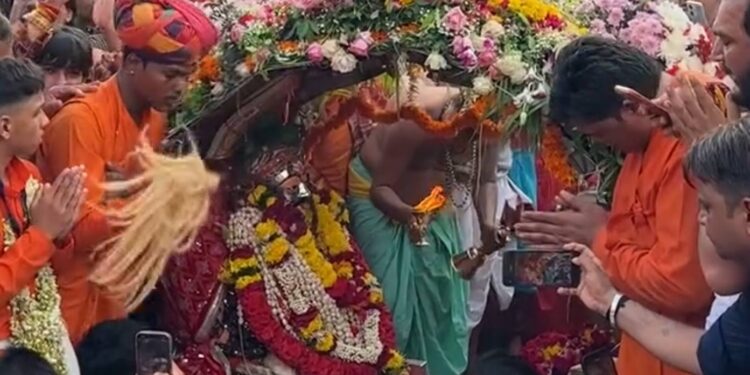 उज्जैन में सावन के प्रथम सोमवार के पुनीत अवसर पर पहली सवारी में कालों के काल, कराल स्वरूप, करुणा के सागर बाबा महाकाल के दिव्य और मनोहारी मनमहेश स्वरूप के दर्शन से अंतस शिवमय हो गया है।