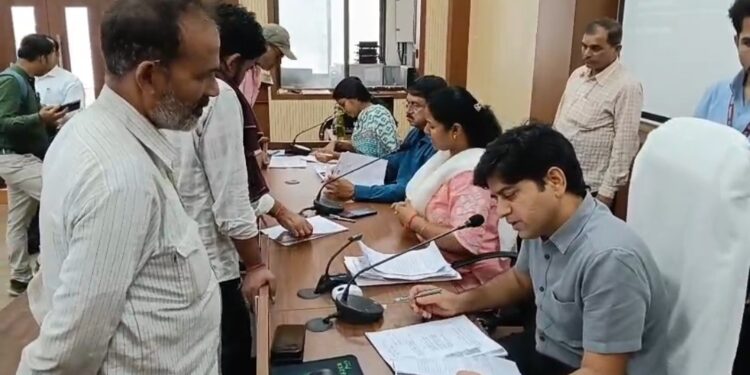 *जनसुनवाई में कलेक्टर श्री यादव सुन रहे लोगों की समस्याएं*