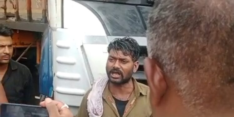 आर.टी.ओ प्रभारी की वसूली से परेशान भारी वाहन चालक ने वाहन को बीच सड़क में खड़ा करके जताया विरोध
