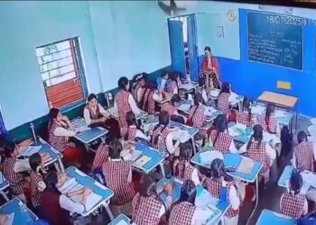 भोपाल के पीएमश्री स्कूल में छत का प्लास्टर गिरा, 2 छात्राएं घायल हैं। एक हफ्ते पहले भी प्लास्टर गिरा था।