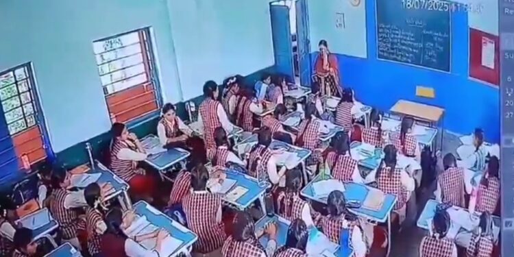भोपाल के पीएमश्री स्कूल में छत का प्लास्टर गिरा, 2 छात्राएं घायल हैं। एक हफ्ते पहले भी प्लास्टर गिरा था।