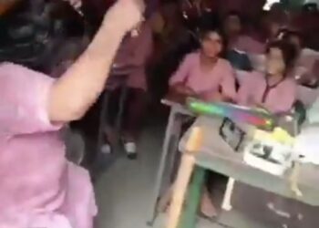 वाह क्या ठाठ है यार प्रिंसिपल मैडम तेल से चंपी कर रही हैं  वायरल वीडियो