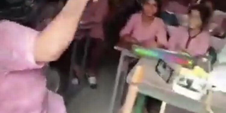 वाह क्या ठाठ है यार प्रिंसिपल मैडम तेल से चंपी कर रही हैं  वायरल वीडियो