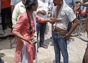 छात्रा ने छेड़छाड़ करने वाले युवक की सरेराह चप्पलों से की धुनाई वायरल VIDEO