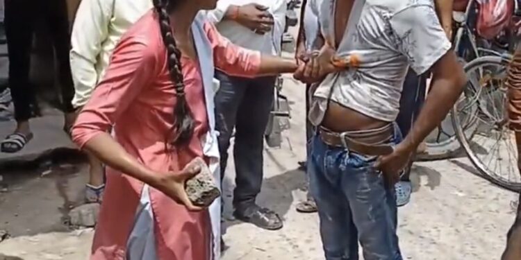 छात्रा ने छेड़छाड़ करने वाले युवक की सरेराह चप्पलों से की धुनाई वायरल VIDEO