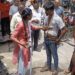 छात्रा ने छेड़छाड़ करने वाले युवक की सरेराह चप्पलों से की धुनाई वायरल VIDEO