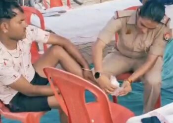 पैरों में छाले पड़ने से जख्मी हुआ था कांवड़ियां, SHO ममता सिंह ने कांवड़िए के पैरों पर लगाया मरहम !!